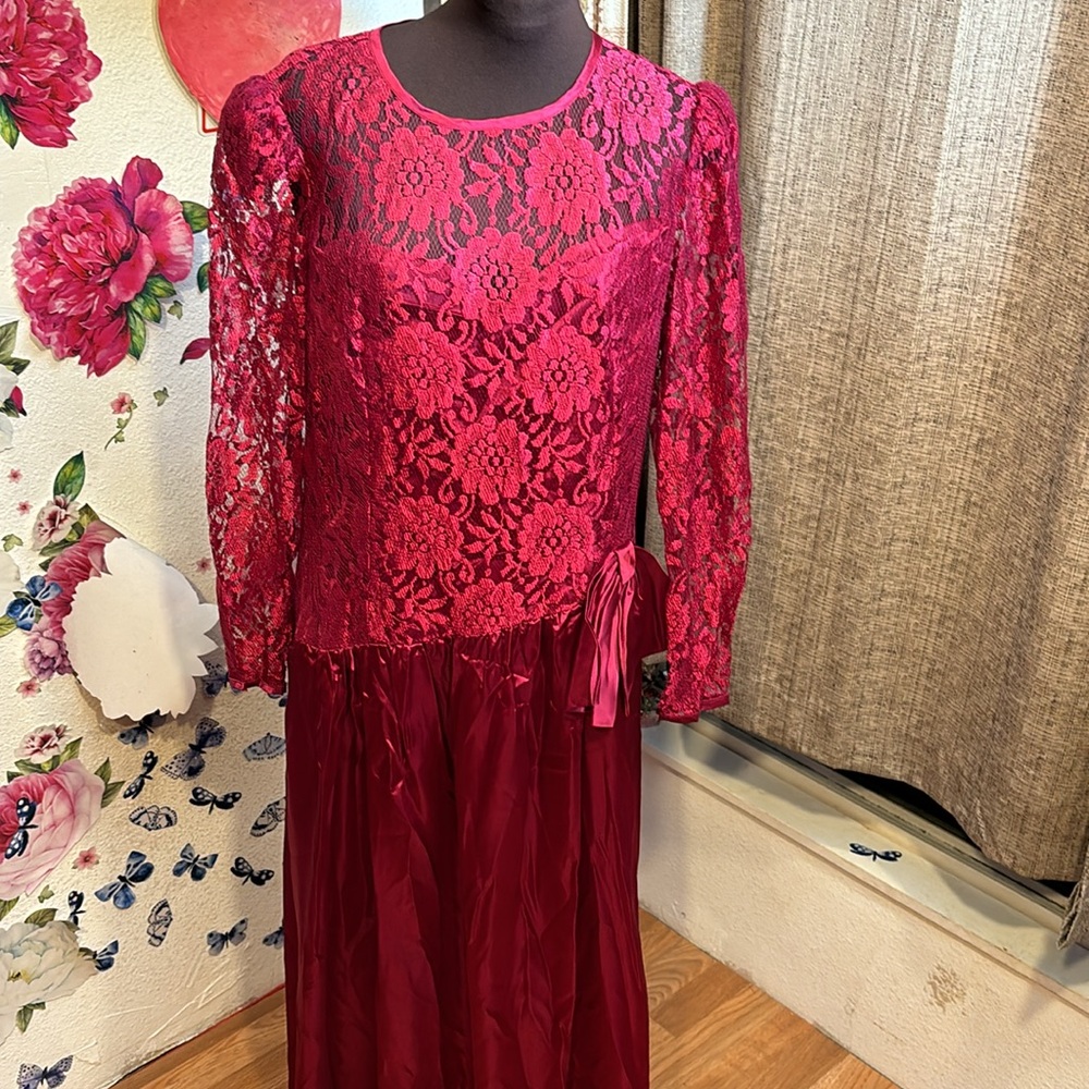 Vintage unbranded luxurious red satin and lace long sleeve maxi gown. Size 18W. - Picture 6 of 17